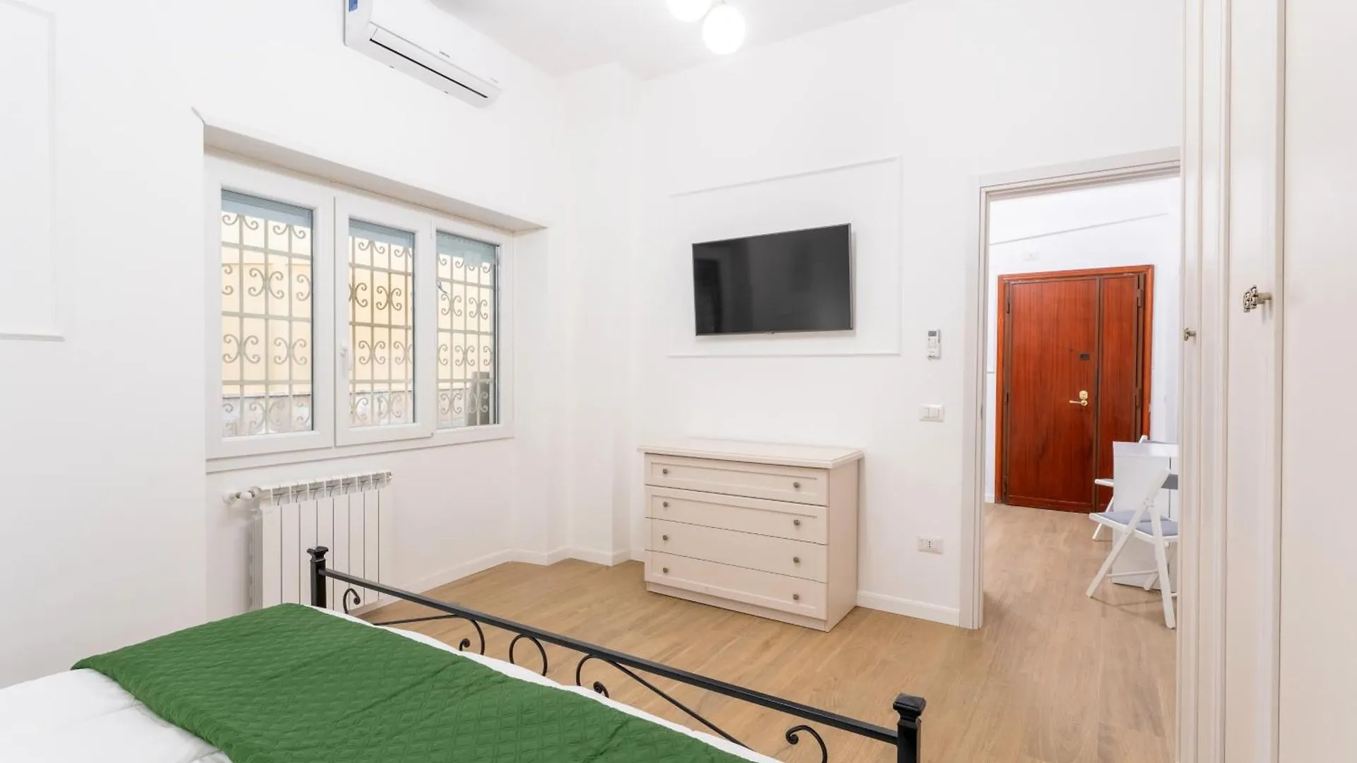 Emerald Suite, Elegant Flat In San Giovanni Area Rome Italy